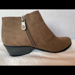 Daisy Fuentes brown ankle boots size 7.5
